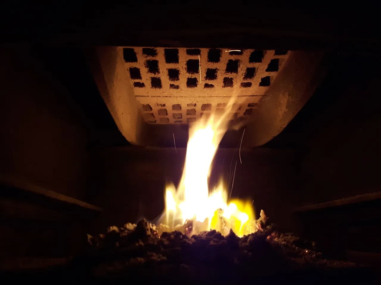 Czy można palić w kominku bez deflektora? Wady, ryzyka i zalety rozwiązania