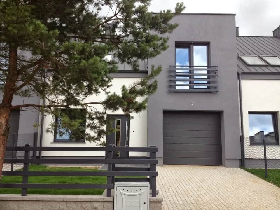 Elewacja biała z grafitem: elegancki kontrast w nowoczesnym domu