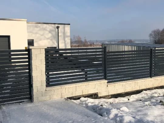 Ogrodzenie z wapienia: zalety i wady tego trwałego rozwiązania