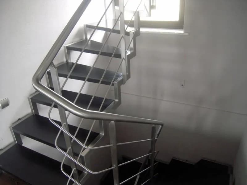 Bezpieczne barierki na schody z kwasówki: trwałość i elegancja