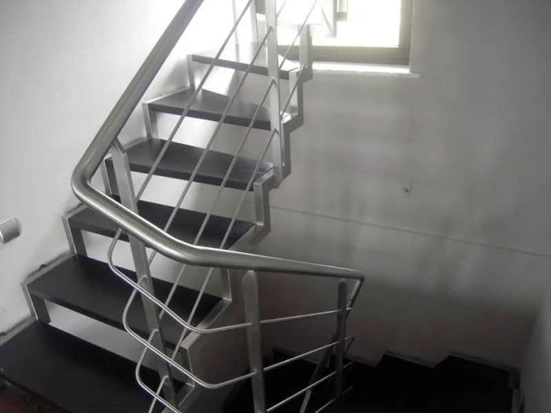 Bezpieczne barierki na schody z kwasówki: trwałość i elegancja