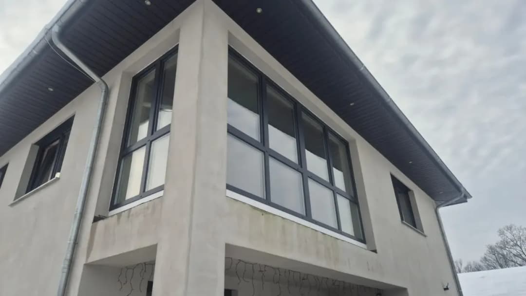 Dom z oknami ze szprosami: klasyczny urok i nowoczesne rozwiązania