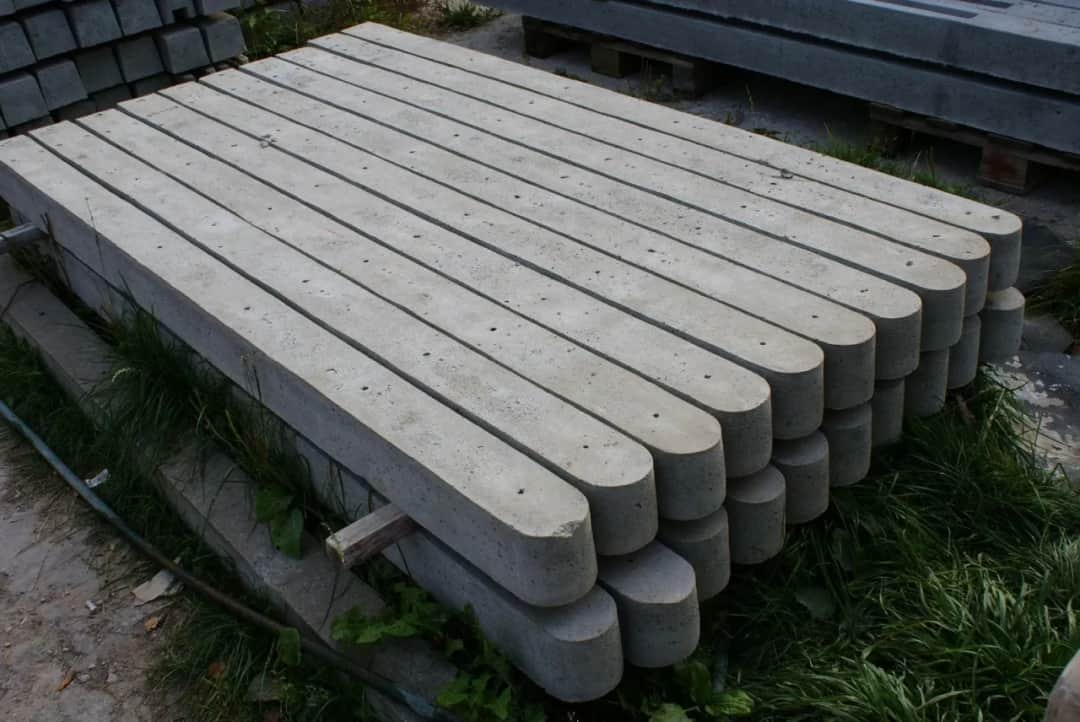 Słupki betonowe do tarasu: trwałość i stabilność konstrukcji