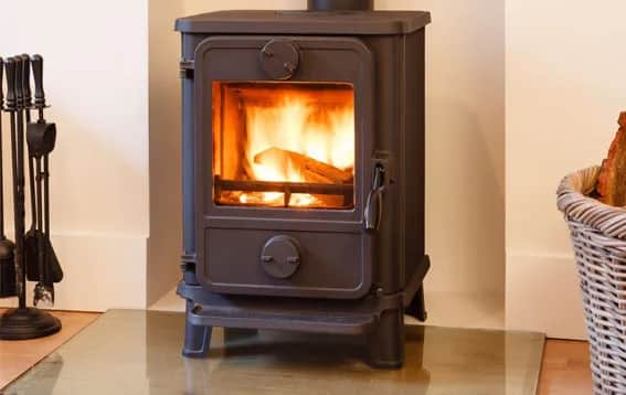 Co pod kominek wolnostojący? Zabezpieczenia chroniące podłogę i styl