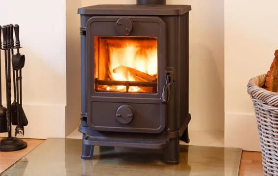 Co pod kominek wolnostojący? Zabezpieczenia chroniące podłogę i styl