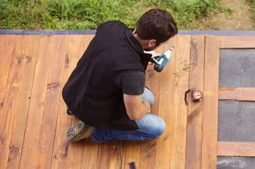 Jak zbudować trwały taras drewniany na betonowej wylewce