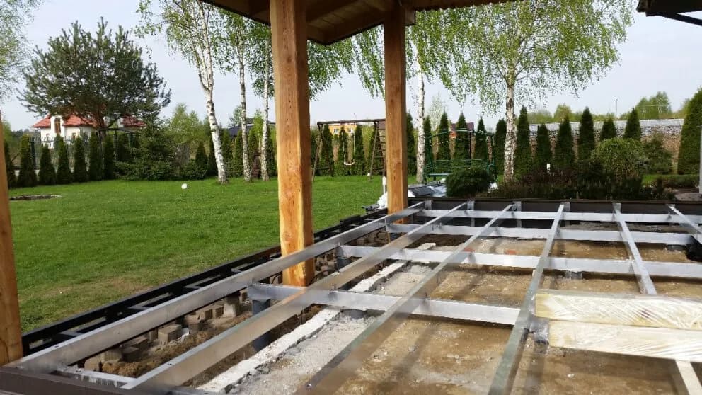 Jak zbudować trwały taras na filarach betonowych: 5 kroków