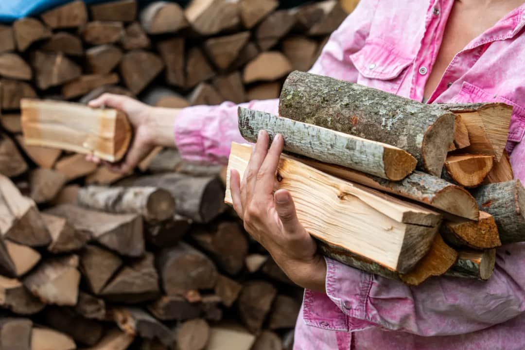 Czy topola nadaje się do kominka? Odkryj jej wady i alternatywy.