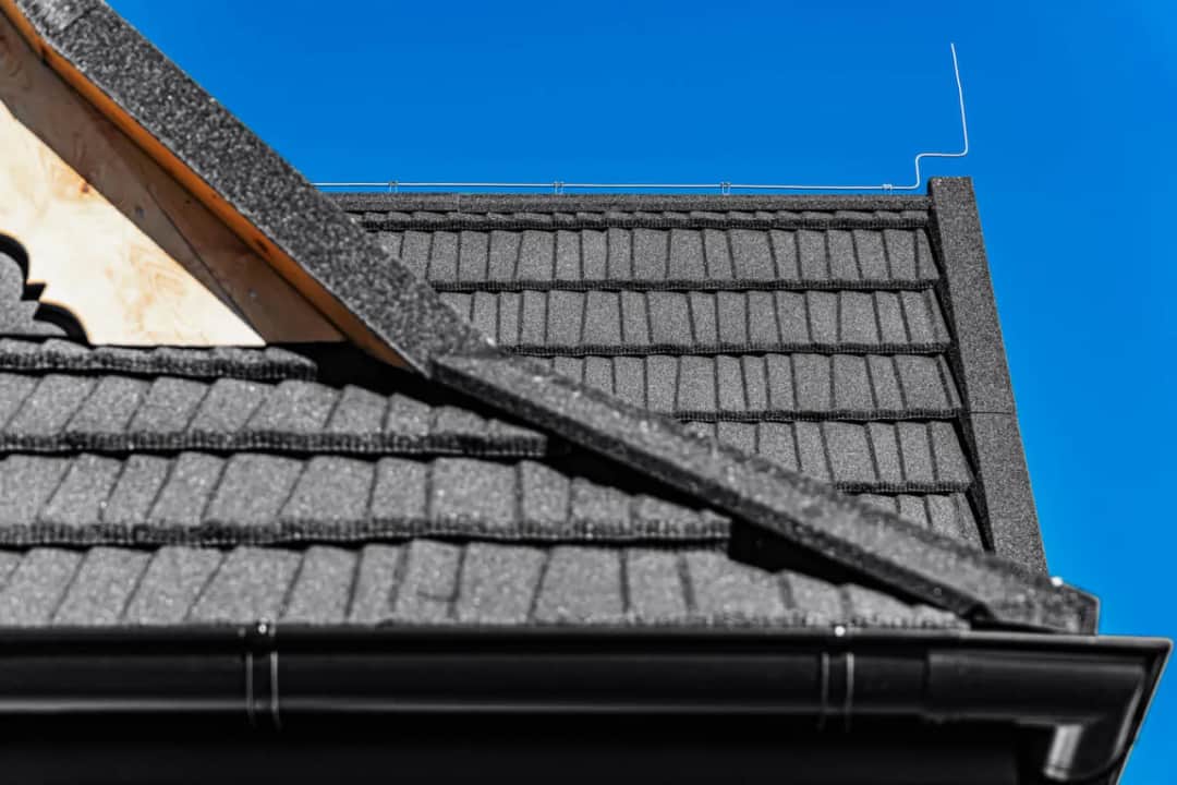 Blacha z posypką gontopodobną: trwałe i estetyczne pokrycie dachu