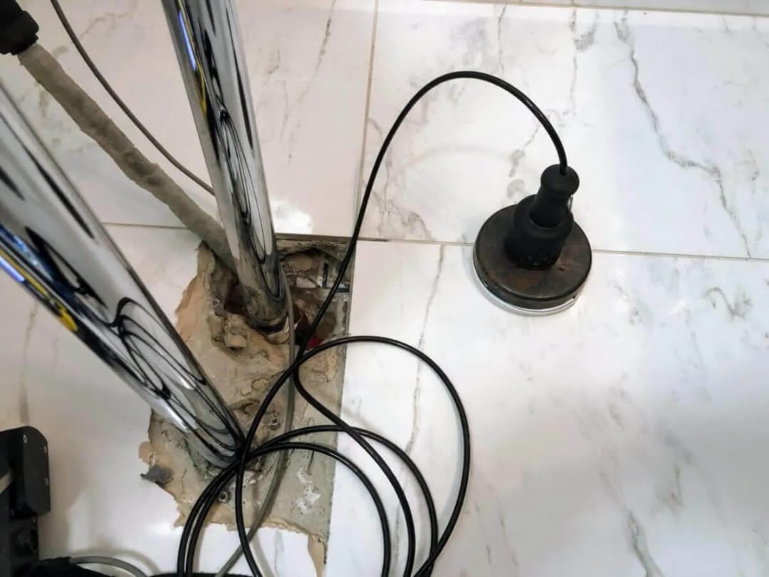 Jak znaleźć pękniętą rurę w podłodze i uniknąć kosztownych napraw