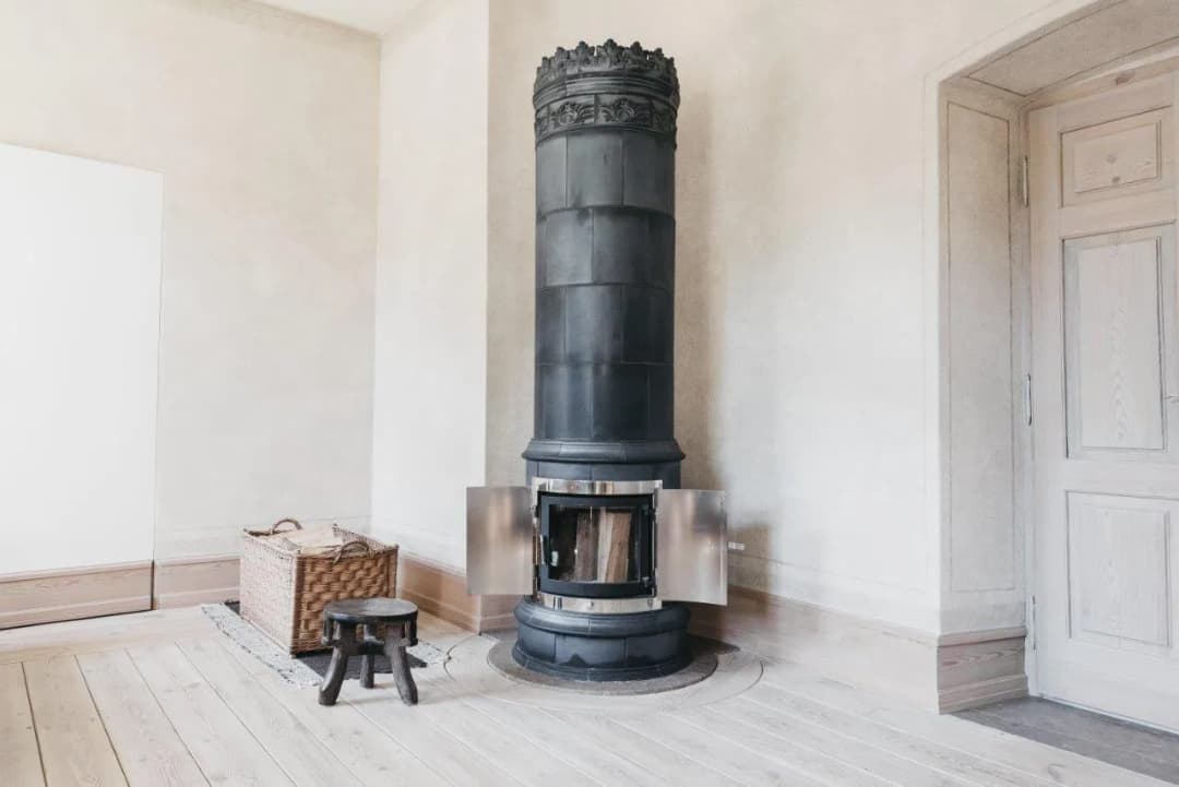 Piec kaflowy okrągły: eleganckie ciepło i nowoczesny design