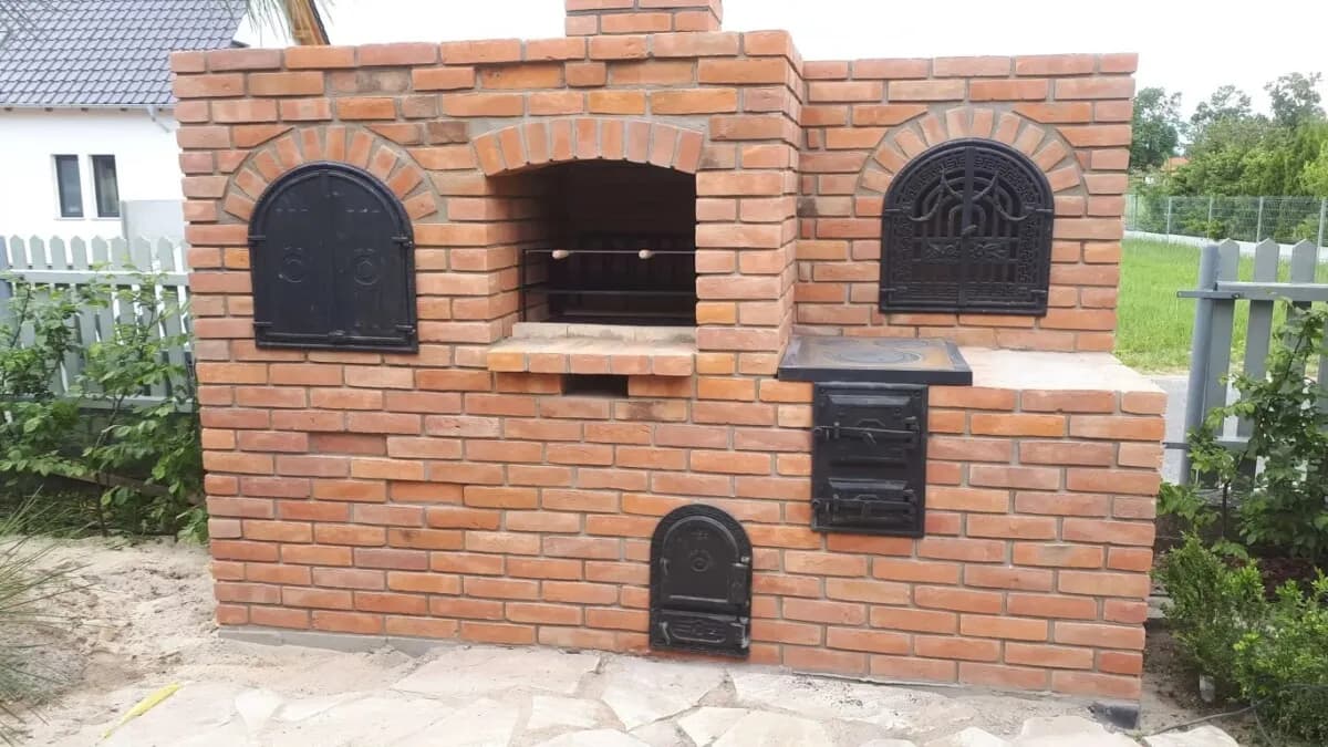 Jaka cegła na kominek? Poznaj najlepsze materiały do budowy kominka