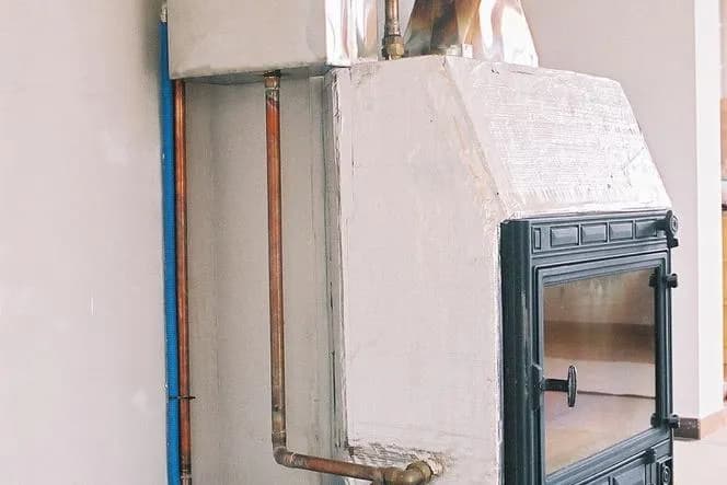 Jak zabudować kominek z płaszczem wodnym – uniknij najczęstszych błędów