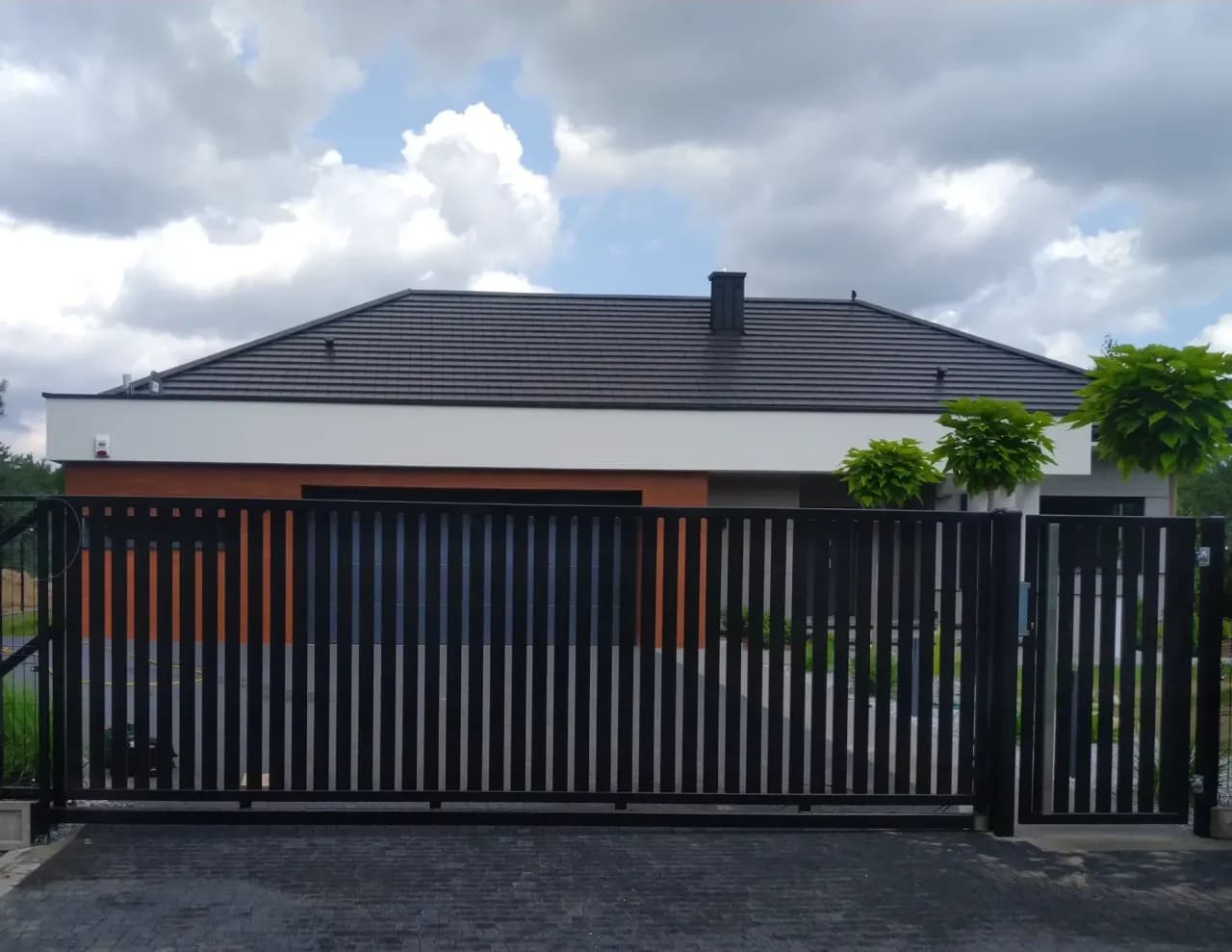 Ceny bram wjazdowych kutych: ile kosztuje elegancka ochrona