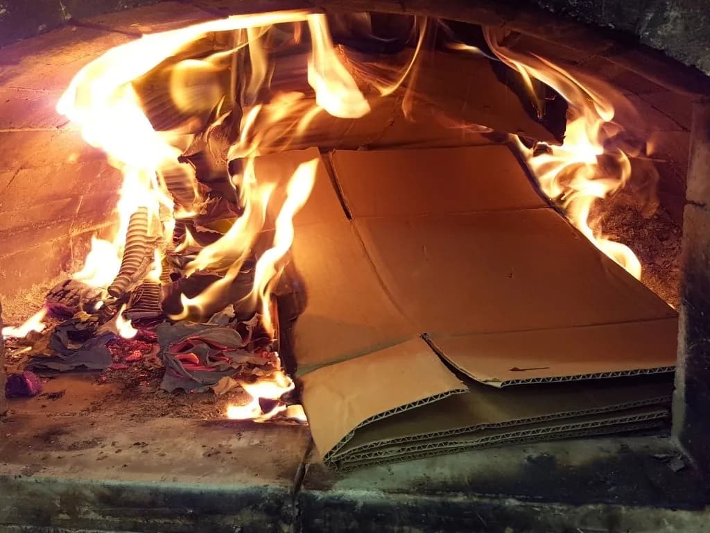 Czy można palić kartony w kominku? Dowiedz się o niebezpieczeństwie!