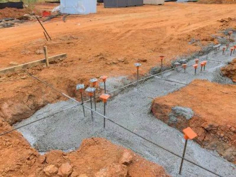 Jaki fundament pod ogrodzenie wybrać, aby uniknąć problemów?