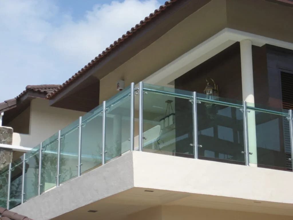 Balustrady szklane na balkon: Elegancja i bezpieczeństwo w domu