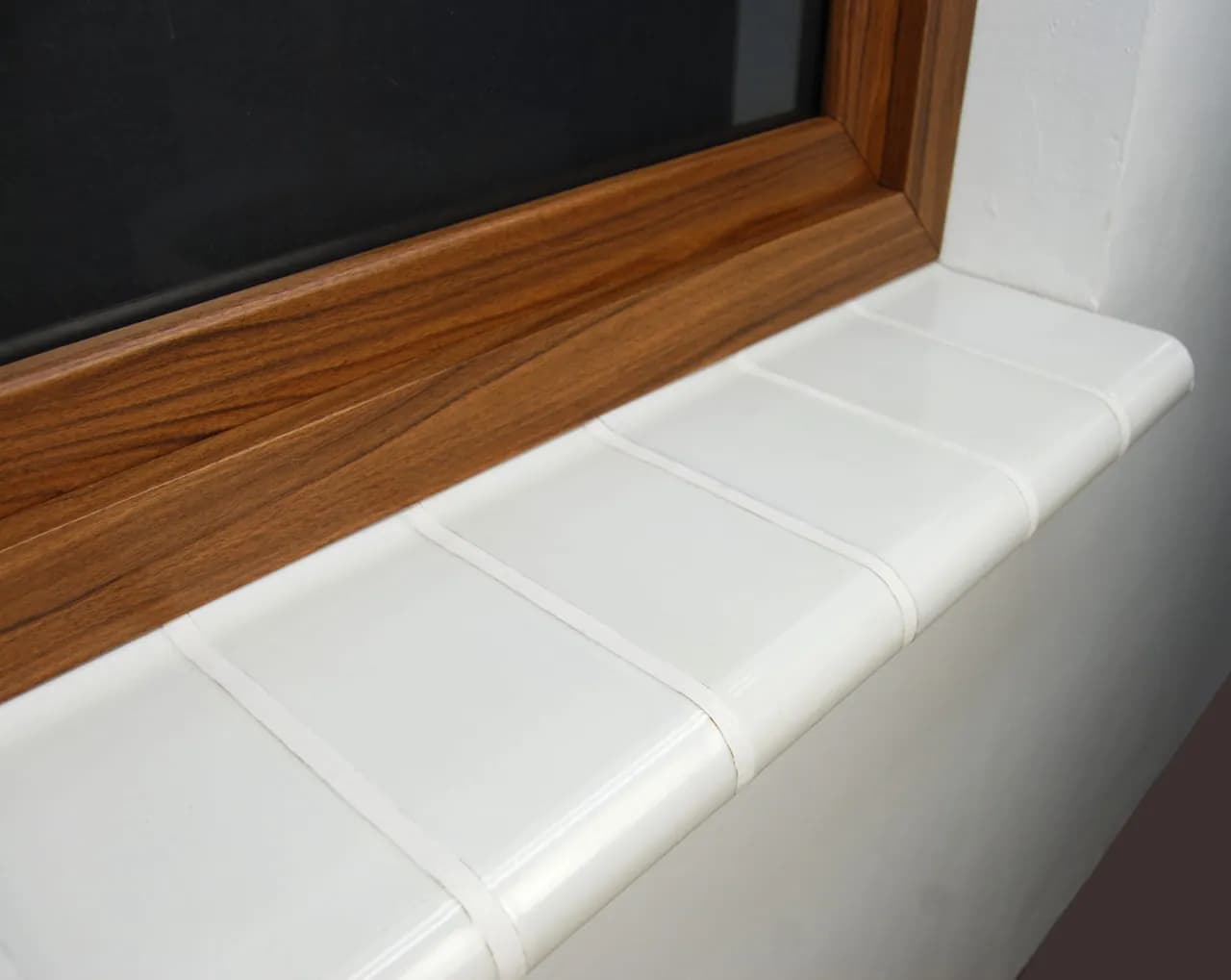 Kafelki na parapety zewnętrzne: trwałość i estetyka w jednym