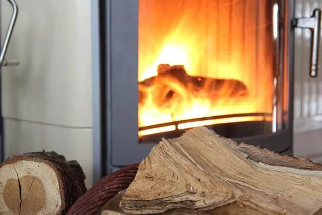 Jak palić brykietem w kominku, by uniknąć problemów z dymem i ciepłem