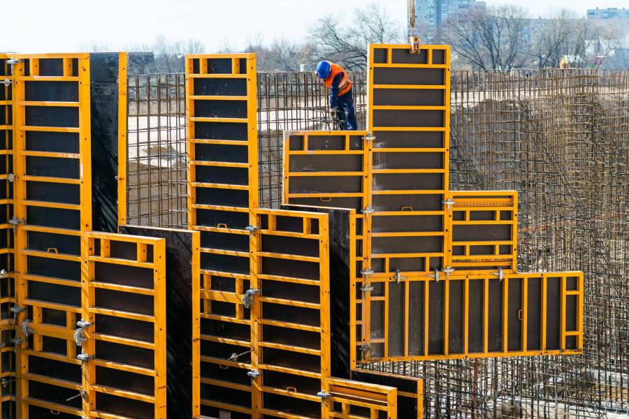 Jak wykonać szalunek słupa 25x25 i jakie są jego rodzaje?