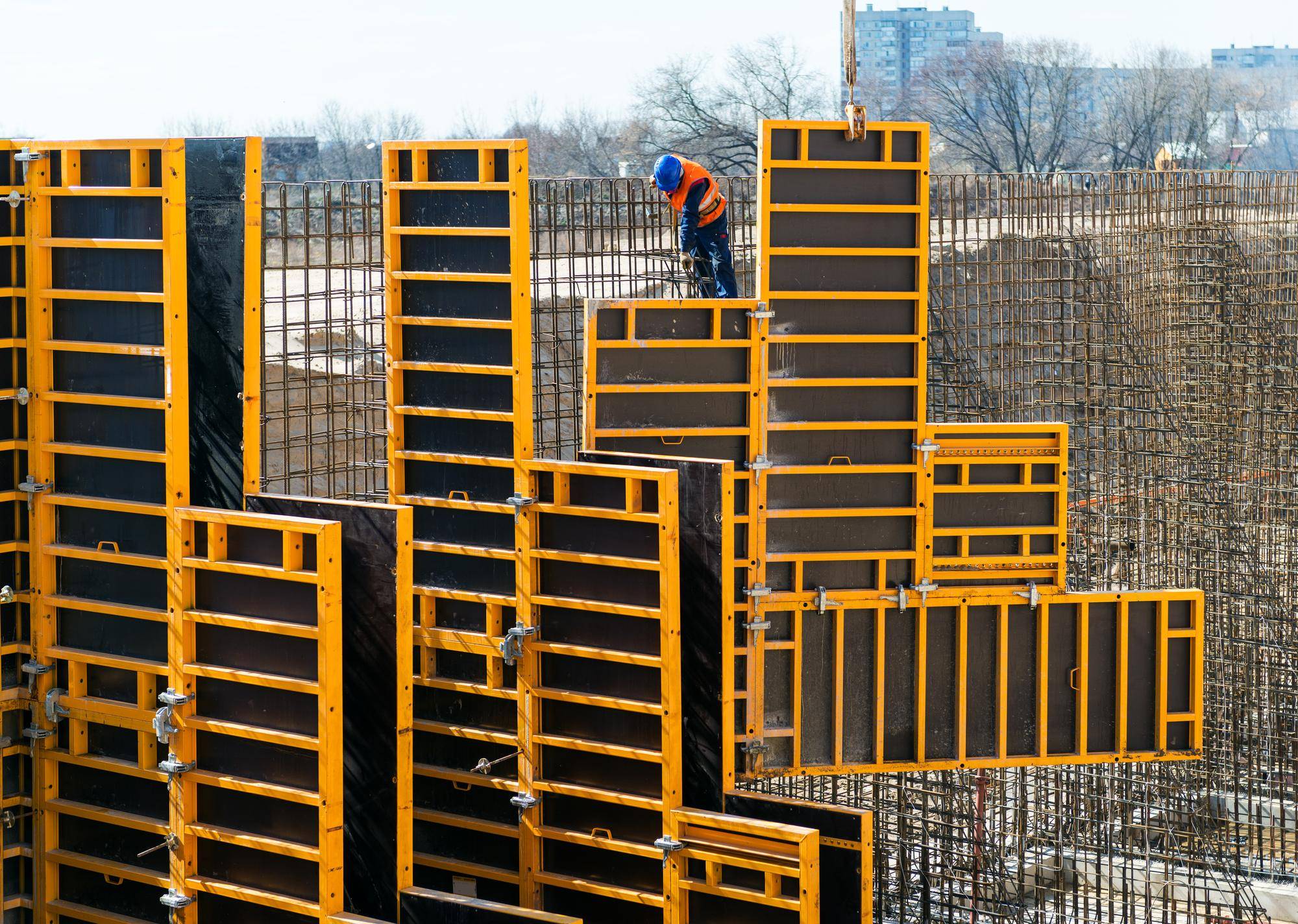 Jak wykonać szalunek słupa 25x25 i jakie są jego rodzaje?